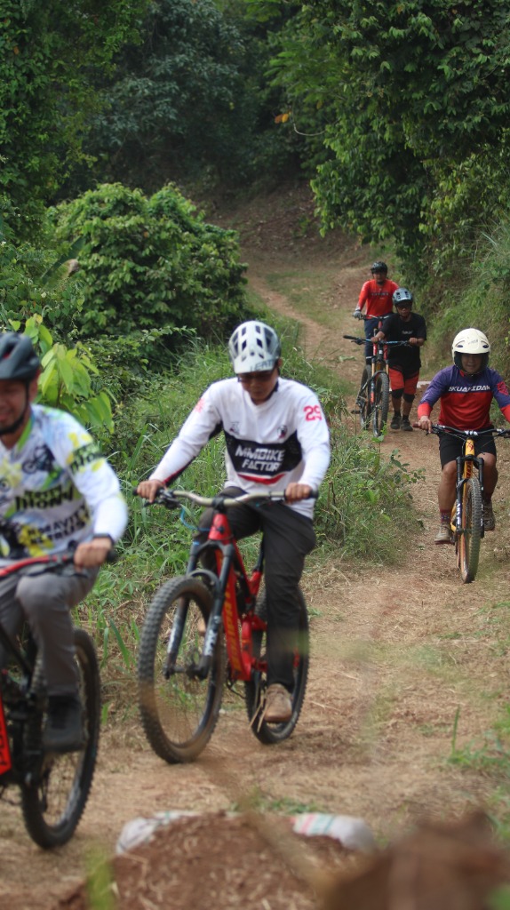 Komunitas Rider Gowes Bareng di Track Cikeas Bikepark