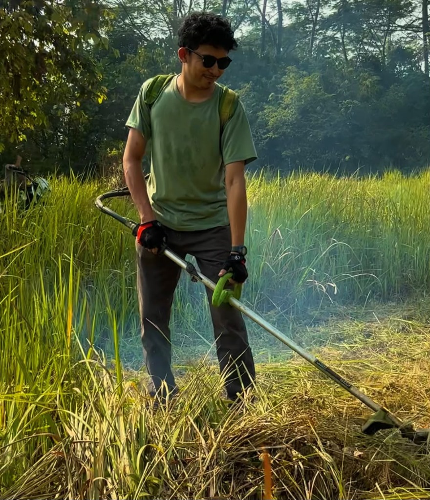 Foto Potong Rumput Track Cikeas