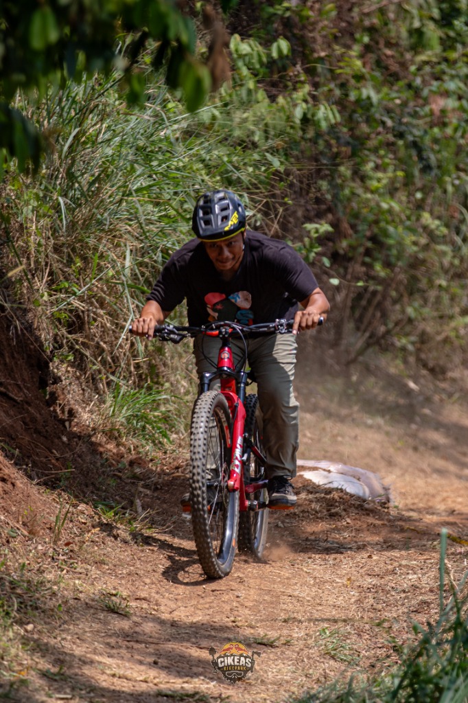 Aksi Rider di Track Cikeas Bikepark