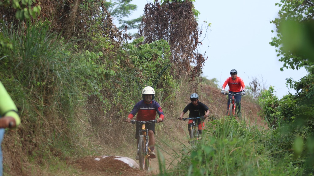 Gowes Beriringan Melibas Turunan Cikeas